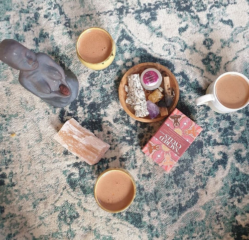 Sådan kan du bruge Oracle Cards i dine stunder med cacaoen 🤎